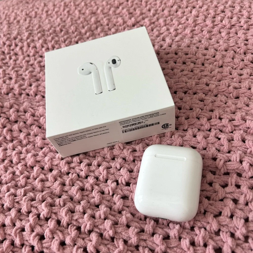 Apple White Wireless Earbuds with Case